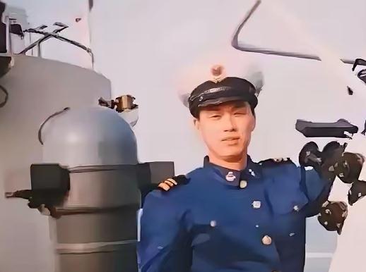 1997年，19岁战士为救人而牺牲，父母几度昏厥，可谁料20年后，战士母亲病逝