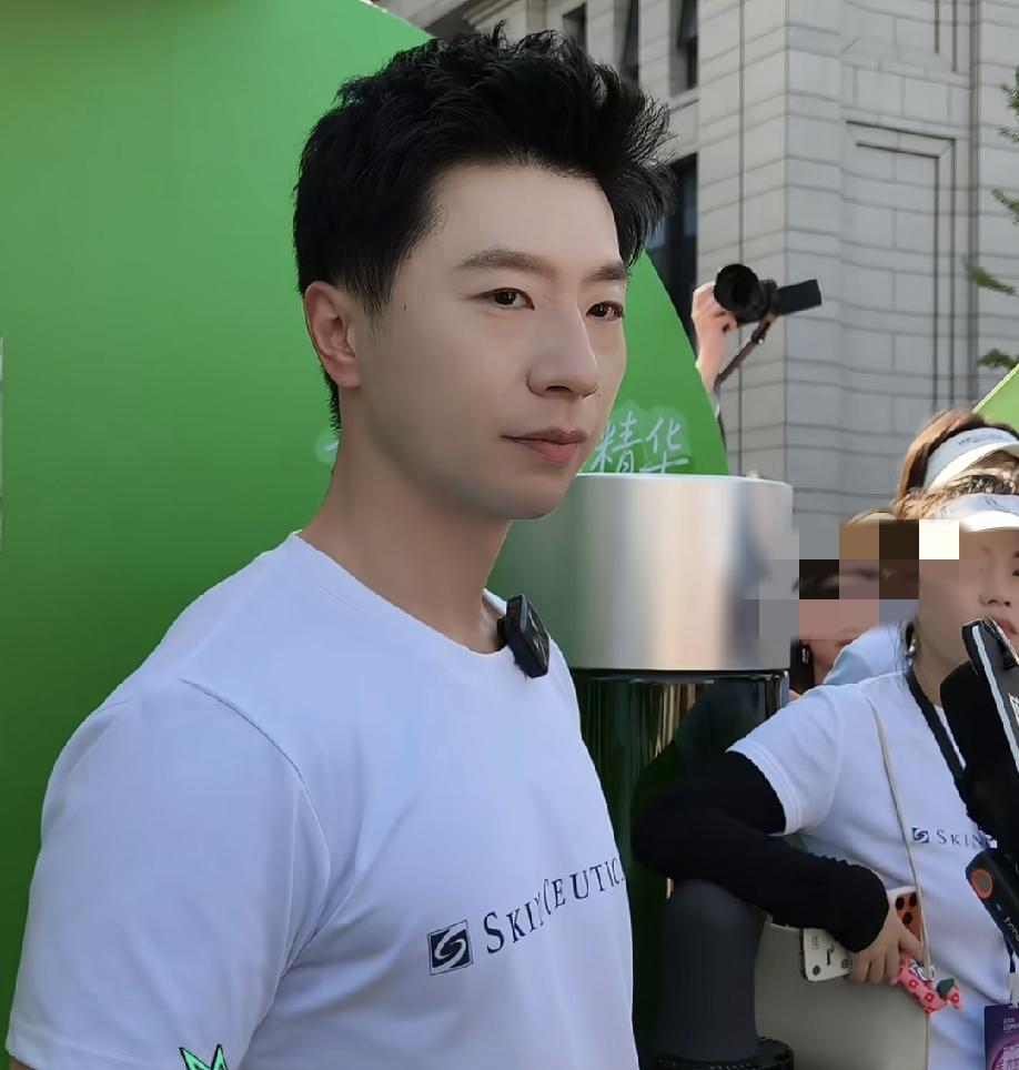 真的笑不活！不知道是哪个网友说的他说马龙只要不打比赛，黑眼圈马上就变卧蚕。
