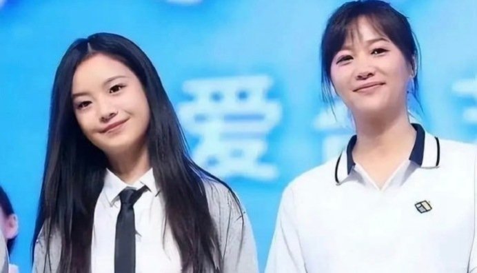 才知道北京三里屯姐妹，李庚希向涵之没考上大学就被徐静蕾输送到内娱了？