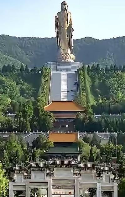 十六个亿真金白银砸进去，几千吨铜水滚烫浇铸，上百公斤黄金直接贴面，平地硬生生拔起