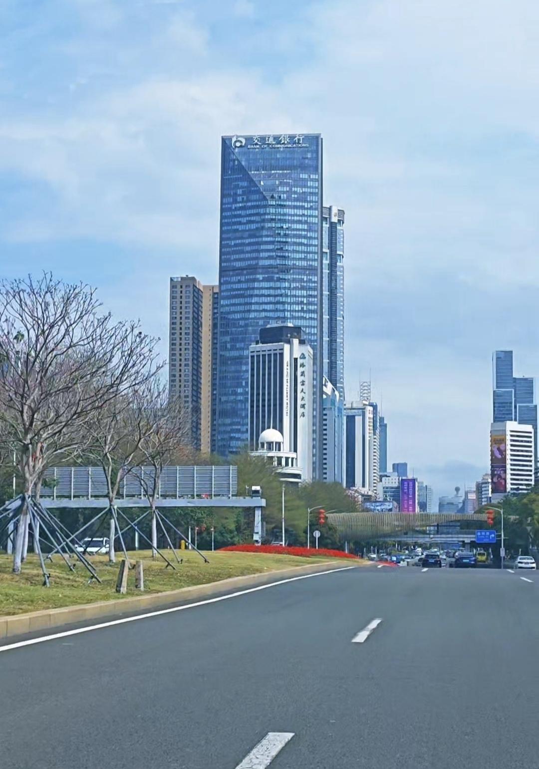 今天继续带大家欣赏中国最美的城市景观大道深圳深南大道，这一片风景是从福田CBD到