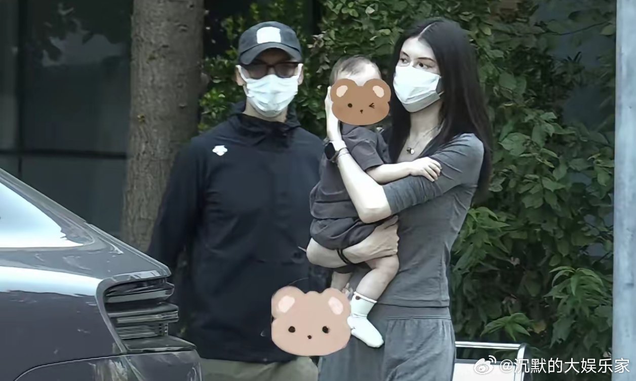 陈伟霆与何穗带着宝宝从医院出来。在停车场陈伟霆拿起手机，给何穗和孩子拍照。小宝宝