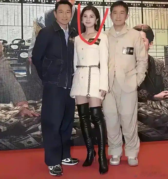 和巨星一起她居然能站在c位，她是谁呀？旁边可是刘德华和梁朝伟