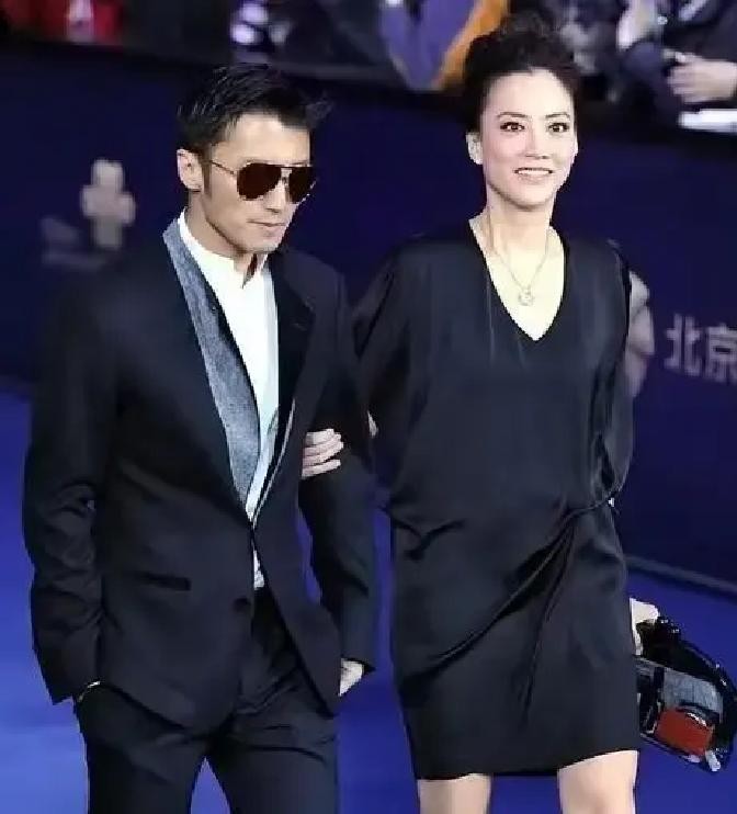 王菲谢霆锋复合整整12年，至今没领证，没买共同房子，也没生共同孩子。2014年，两人在公寓里被拍到亲