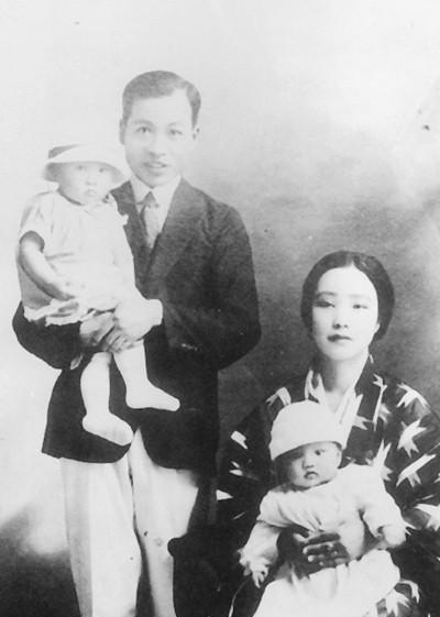 1937年，苏步青刚出门，妻子苏米子正洗碗。突然，一个日本人闯进来。他小声对苏米