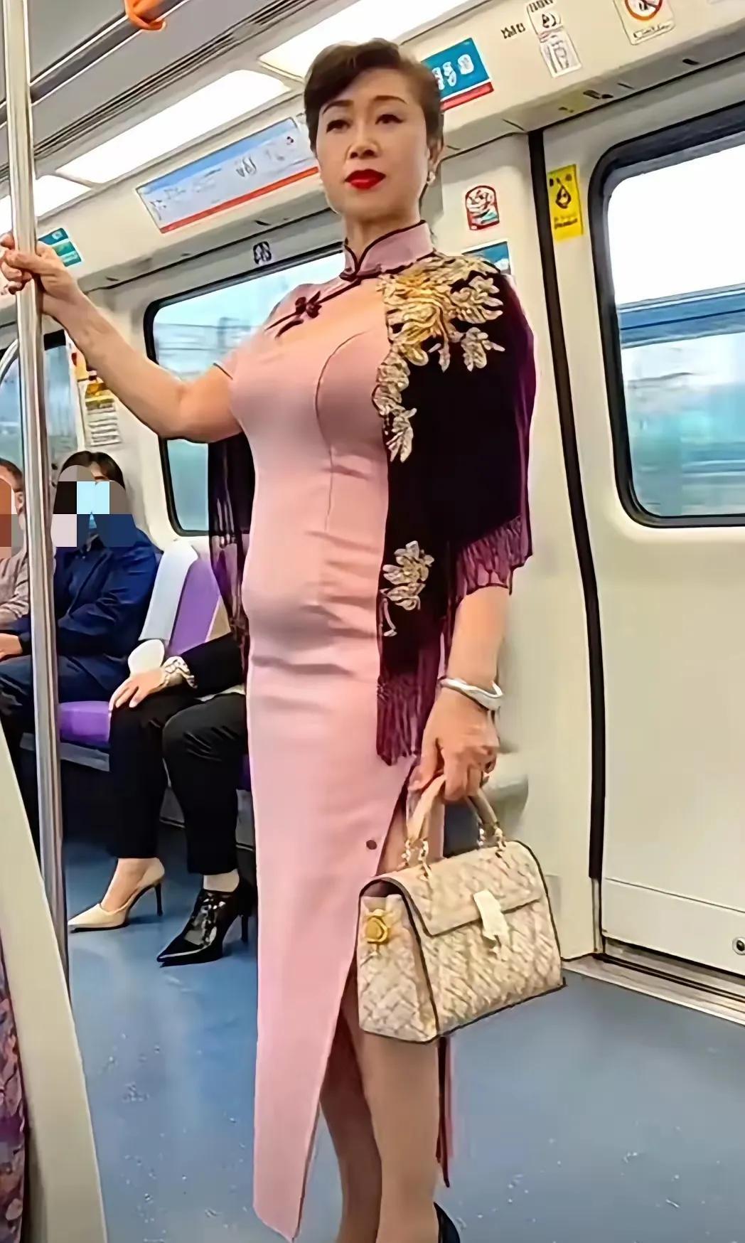 哇靠！大妈！你这是怀上了吗？非要穿旗袍吗？地铁上的这位大妈，除了腹部有个松松垮