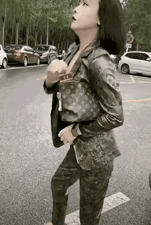 大街上这一幕，真的看哭打工人！美女火急火燎攥着衣角张望，脸都憋红了，明眼人