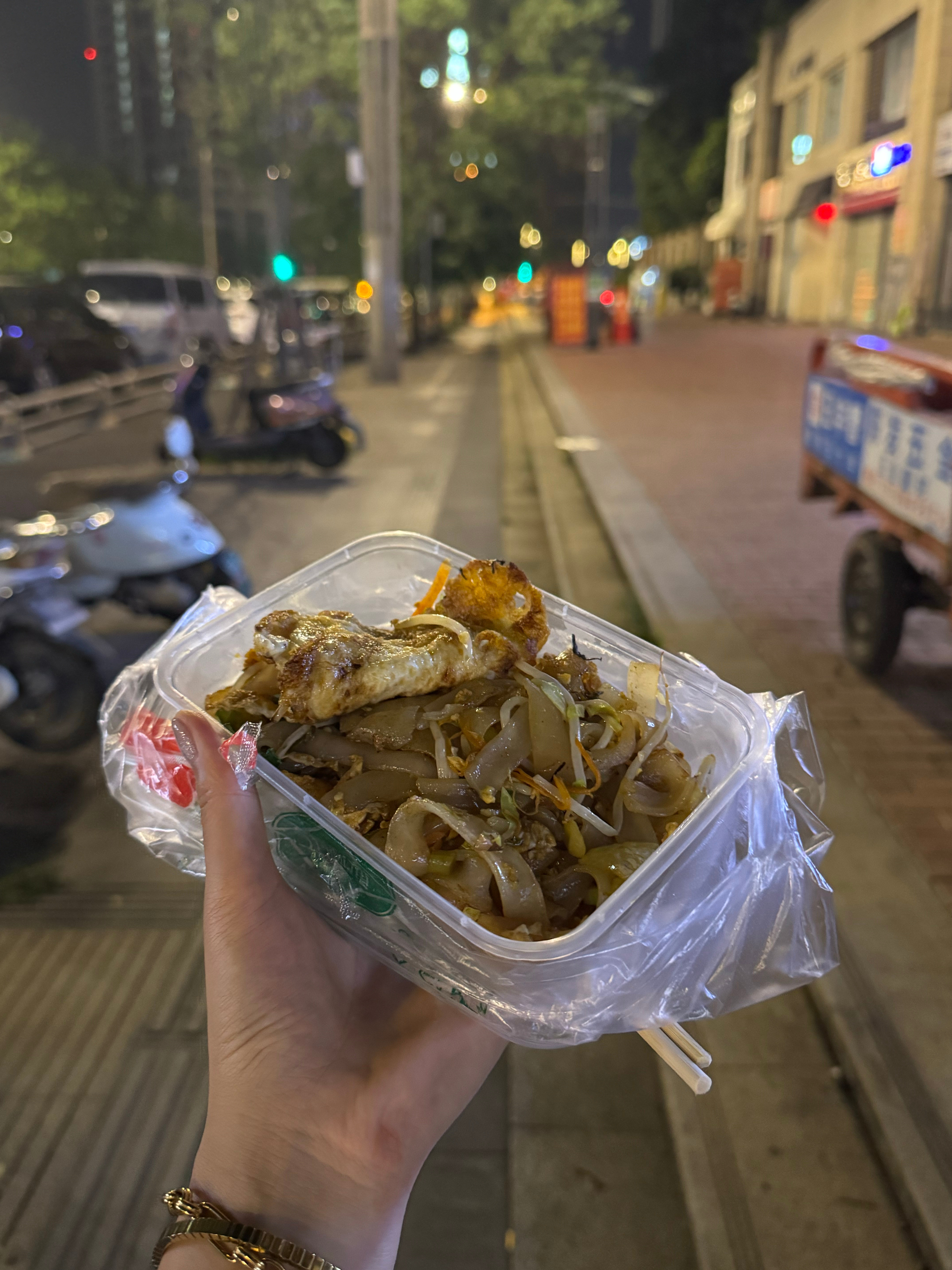 晚上饭都没吃就去看演唱会了，现在谁懂这一碗粉的含金量