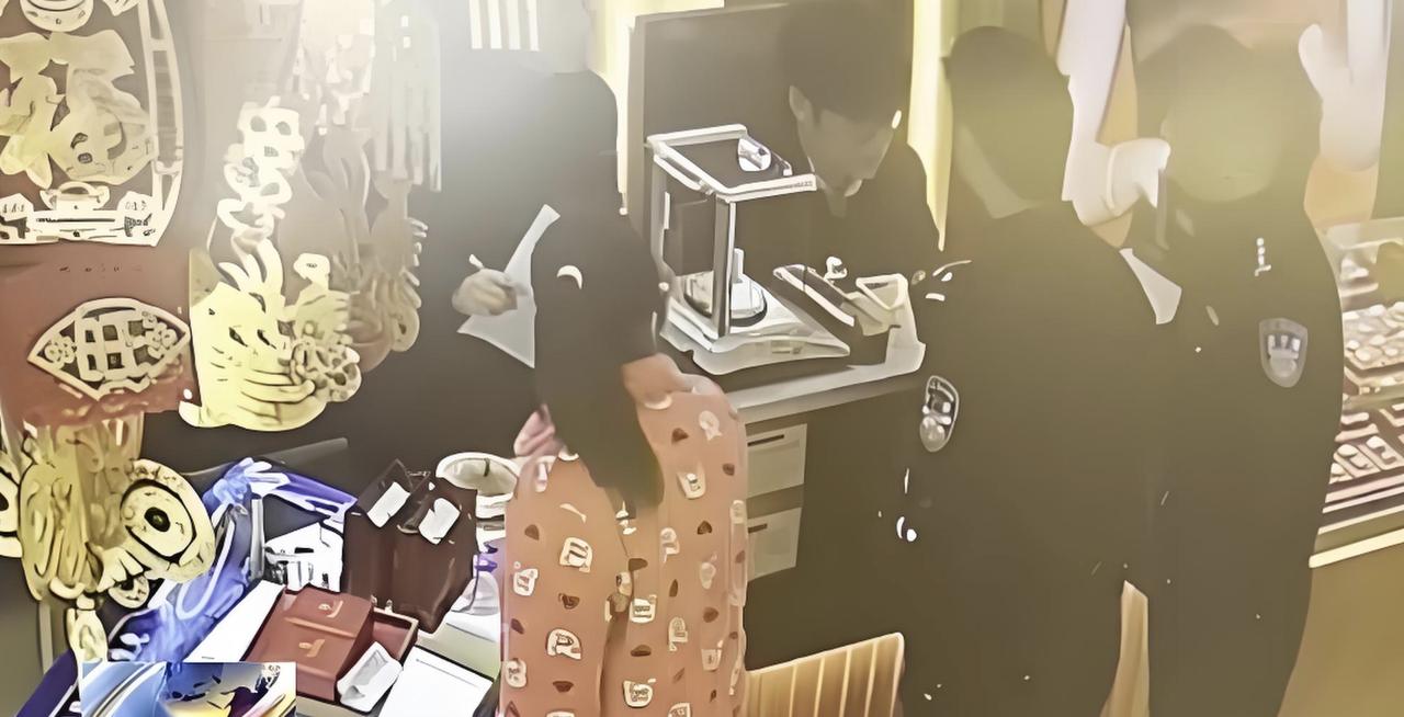 穿睡衣、穿拖鞋，冲进金店就要刷12万买黄金，还完全不在乎款式和价格，只问“够不够