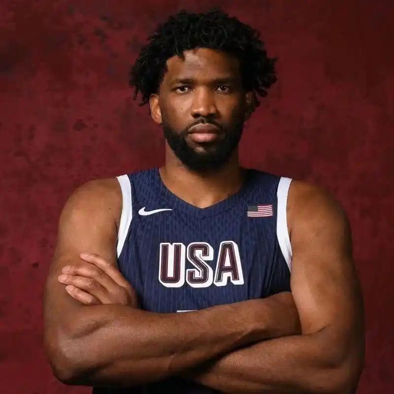 别被恩比德暴瘦50斤的训练照骗了！美媒高呼76人要统治NBA，詹姆斯也跟着喊相信