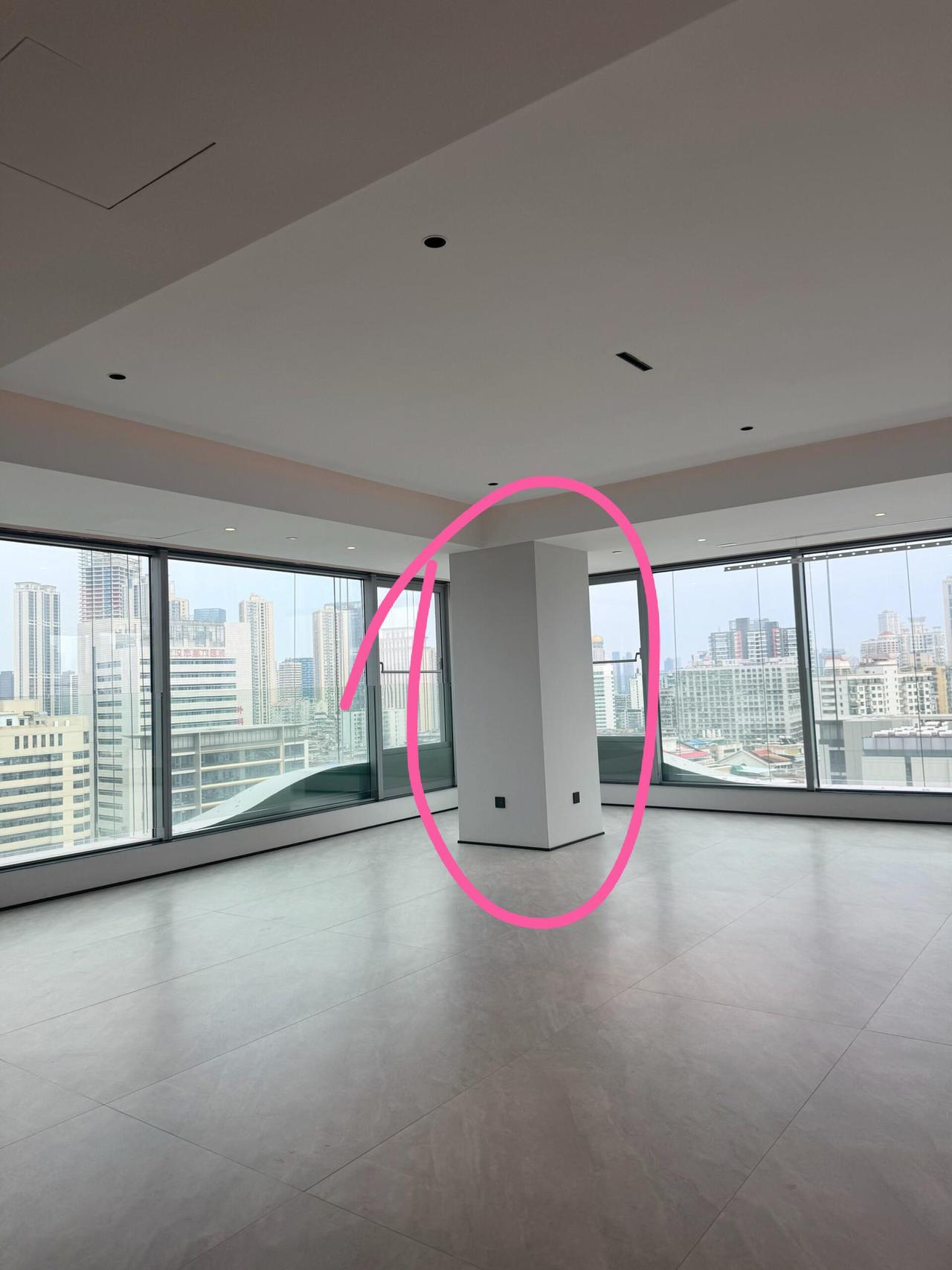 这根柱子不能敲，天才设计师的你觉得这里该怎么设计才能最大化美化这个呢？