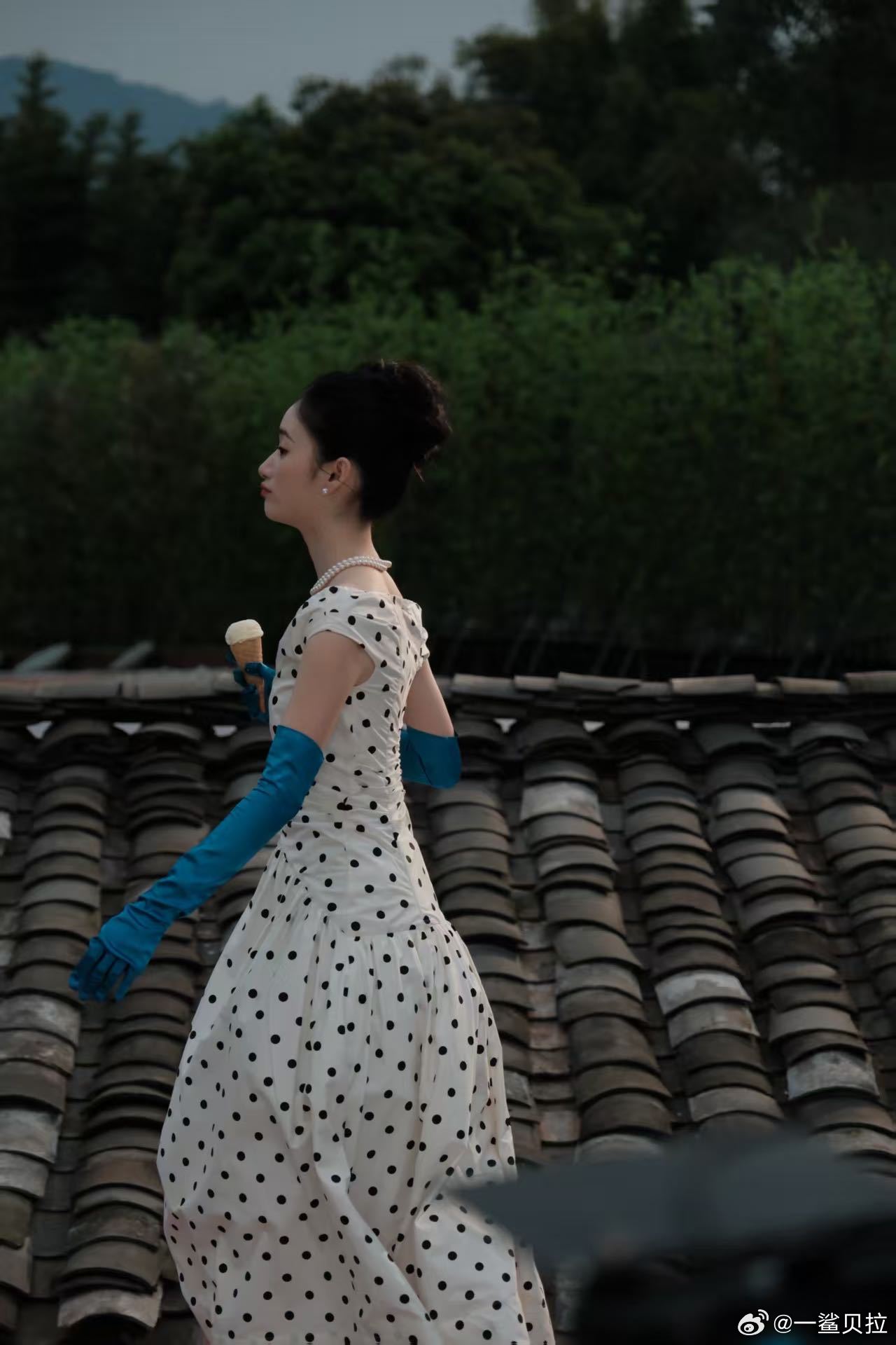 当奥黛丽赫本的优雅遇上四川的烟火气，就成了郭晓婷的峨眉山假日，这波本土化改造，温