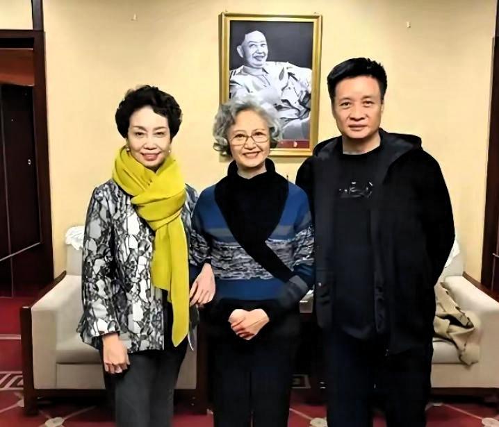哇！这张老艺术家同框照太少见了！右边阎维文辨识度拉满，左边是他的爱人，中间满头银