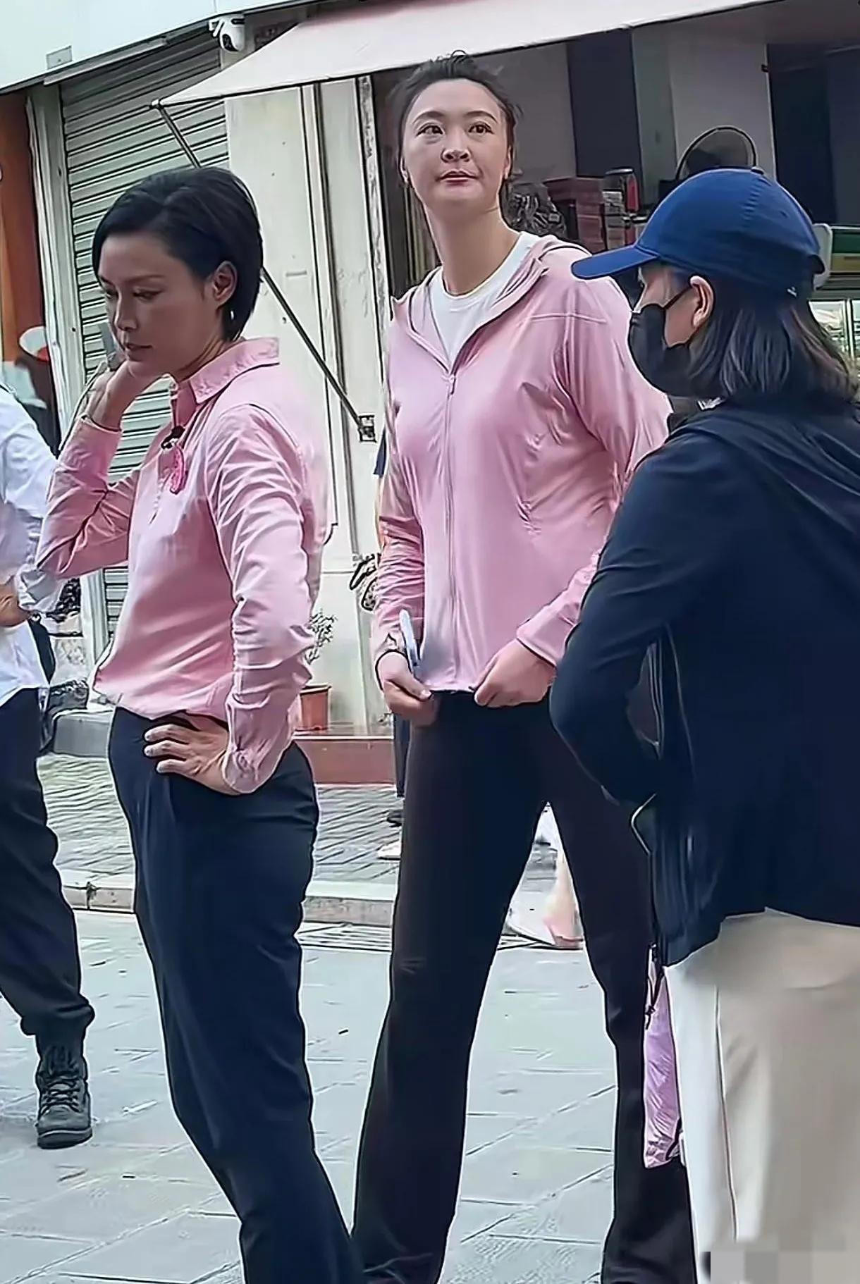 哇哦，镜头中的惠若琪瑶林玉树，双腿修长，眉似新月，清眸流盼，但看上去眼袋明显，法
