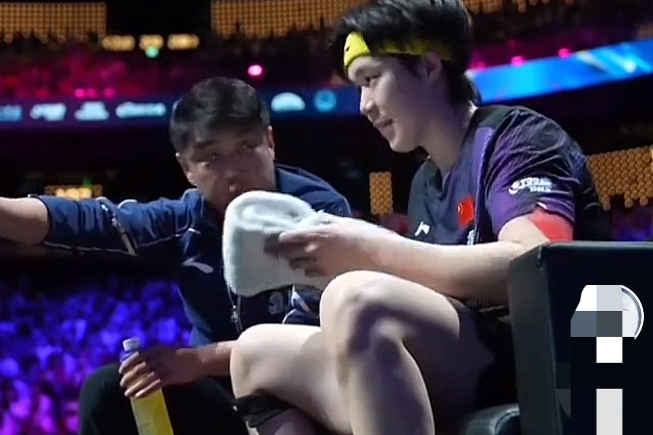 王楚钦大比分1：3落后约克奇.达克，局间休息时王皓：大头，别着急沉住气，坐下