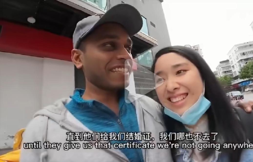 浙江姑娘与印度男友领证中途崩溃想分手，印度男友死磕不肯走，背后原因太现实。俩
