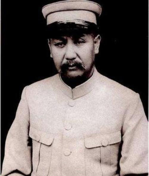 阎锡山年轻时，“偷过”继母的一只银手镯。1917年，他当上山西省长，回乡探亲时，