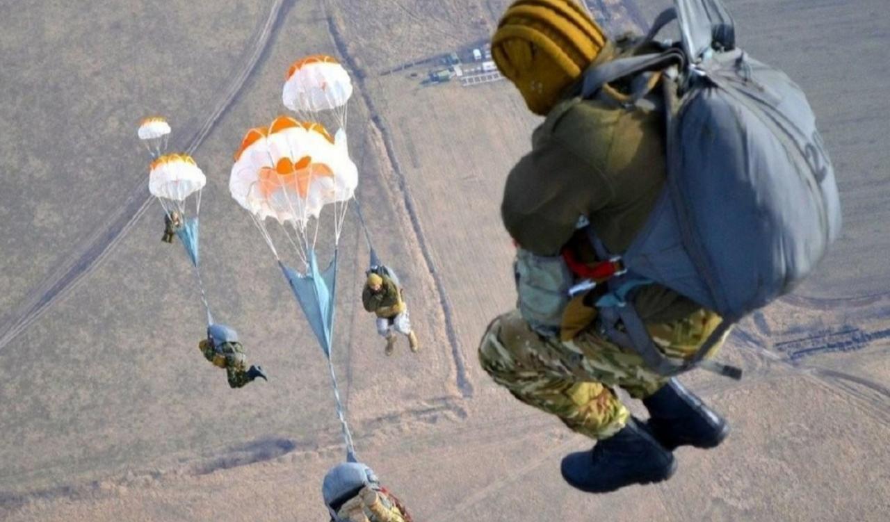 俄罗斯伞兵穿着刺绣衬衫，唱着乌克兰民歌打击乌克兰士兵！乌克兰人愤怒：阴险无耻的