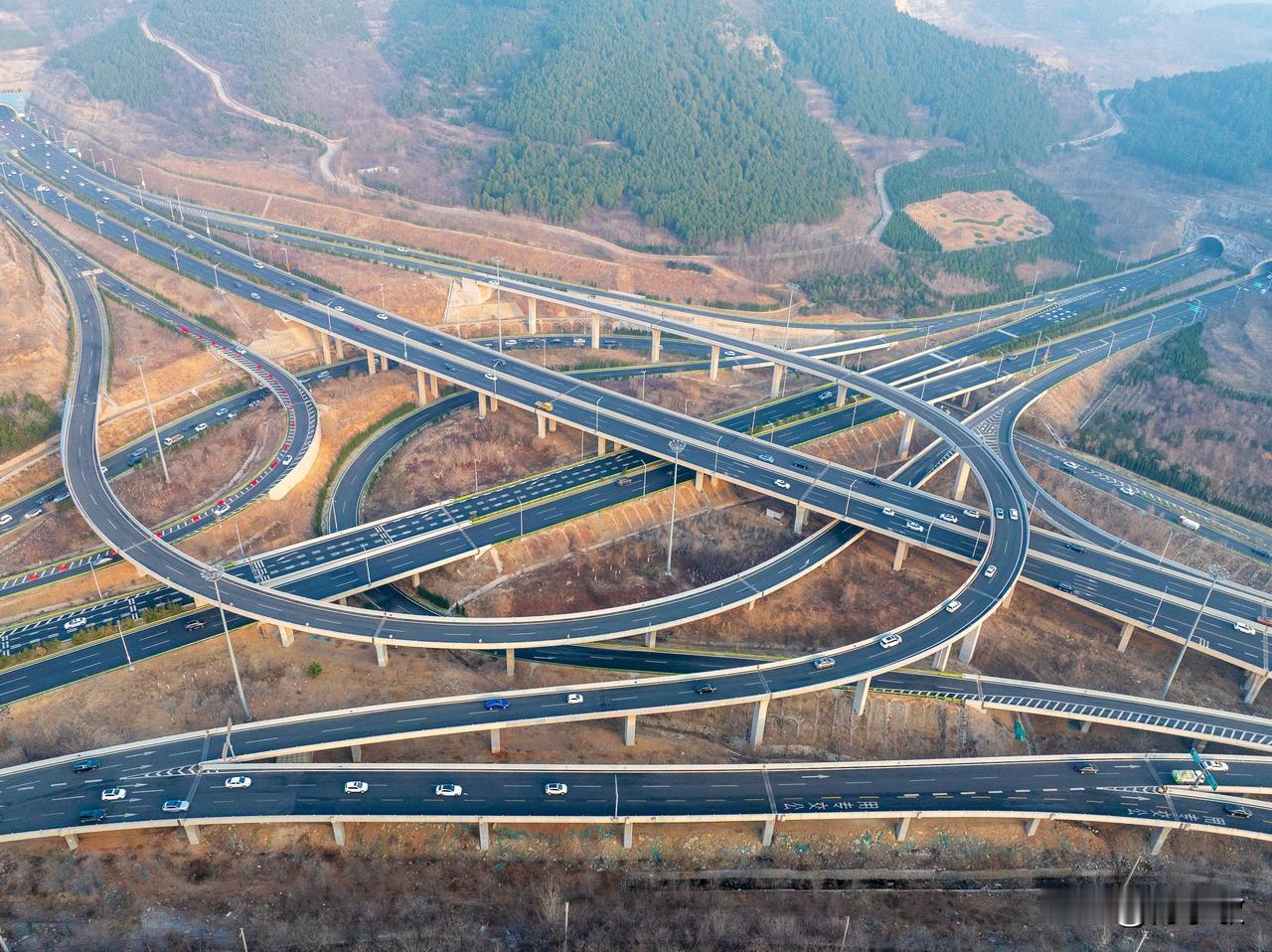 济南工业北路东延高架快速路已建成通车，这条12.5公里的高架与既有工业北路、