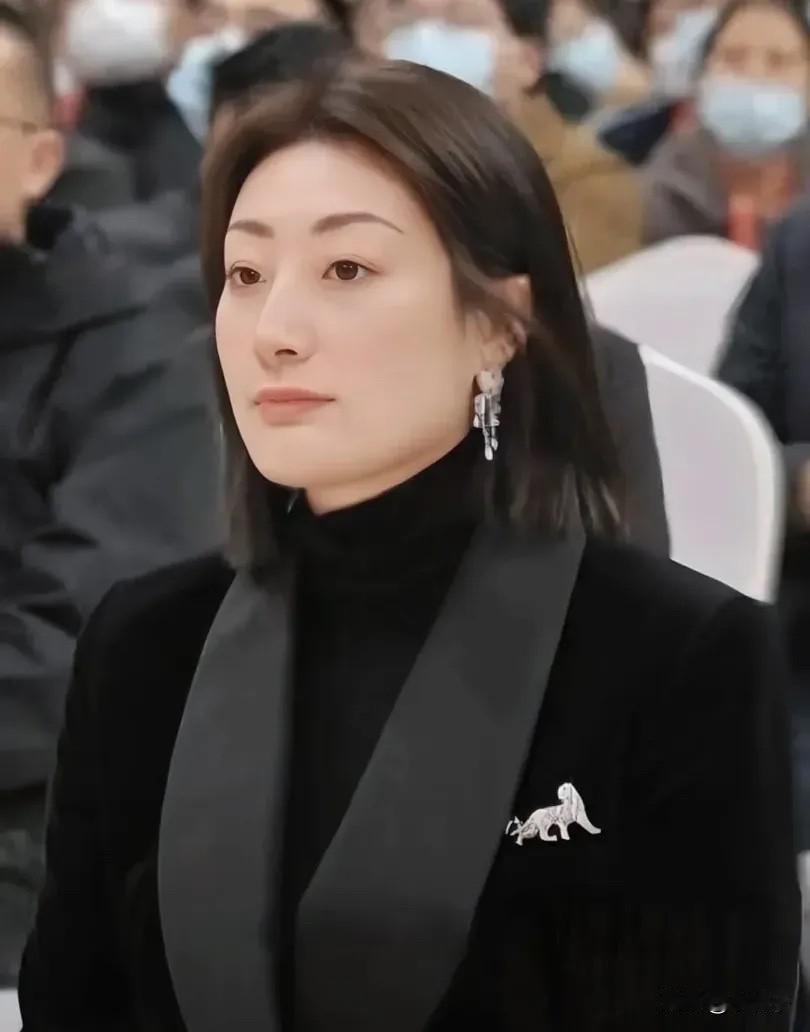 心疼宗馥莉，过早的成熟长大，受父亲婚姻观的影响，不结婚，在父亲去世，内忧外患的情