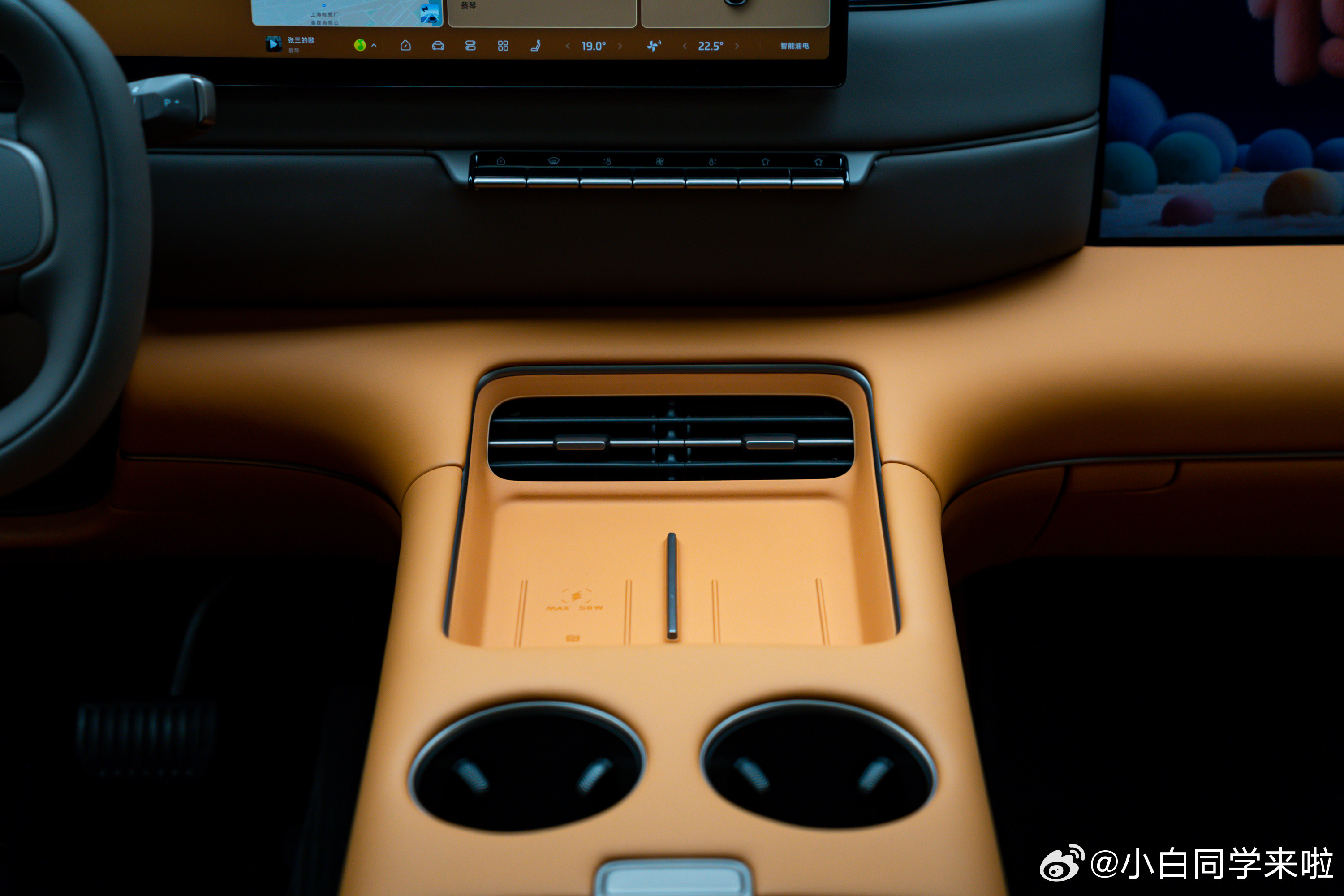 智己LS8实拍图分享给大家，智己的8系旗舰SUV。五座和六座都有，但主打