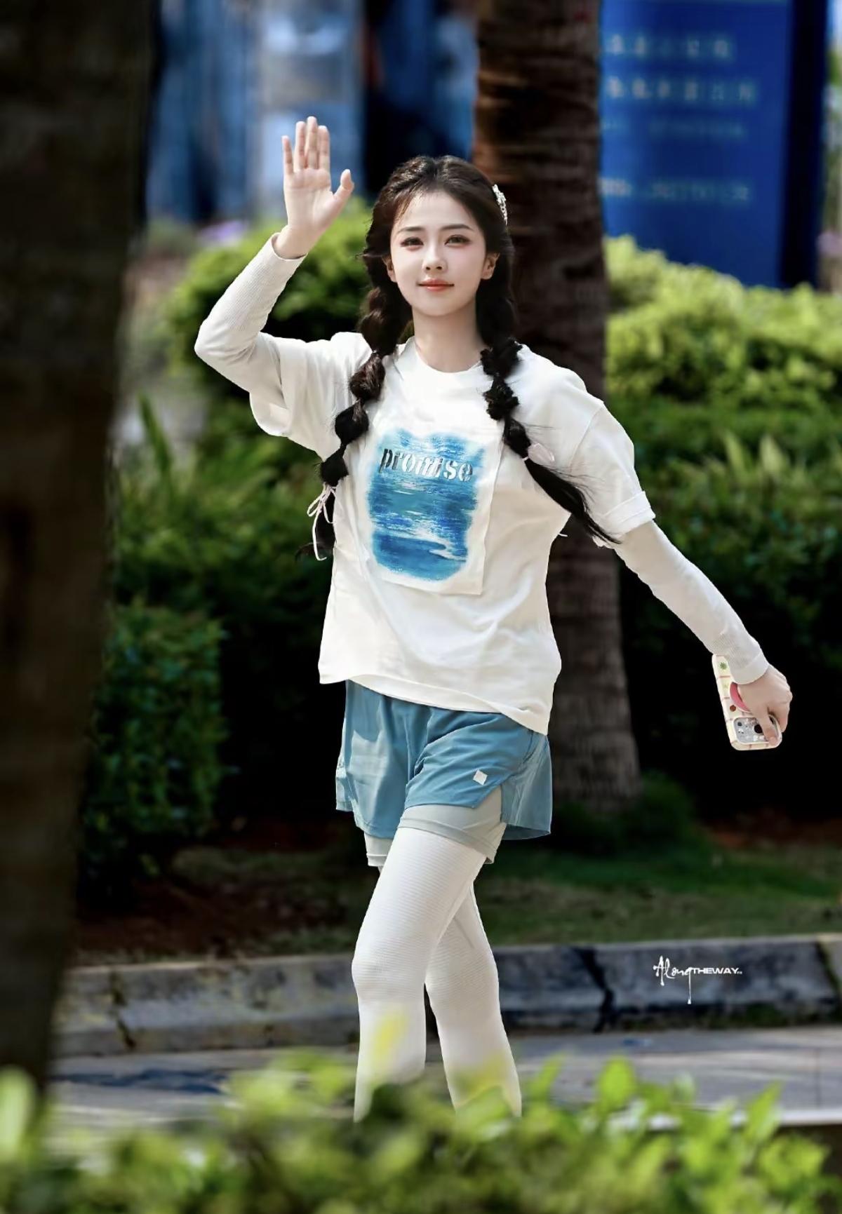 当白鹿遇上双麻花辫造型，松弛感与少女感拉满，在阳光下的白鹿，就是行走的青春画报[