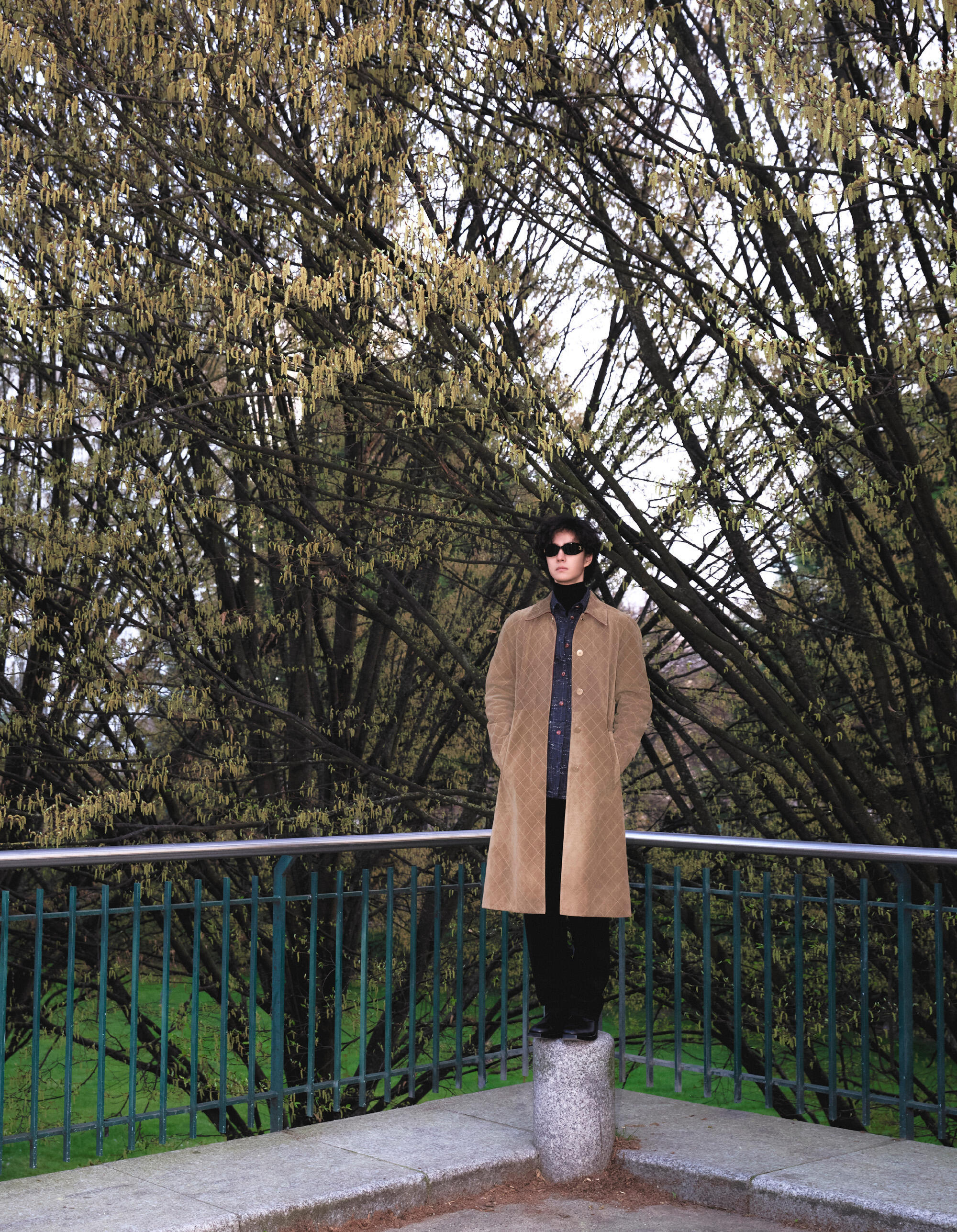 香奈儿大秀巴黎时装周时装周王一博×香奈儿大秀王一博穿着香奈儿格纹大衣，在巴黎的