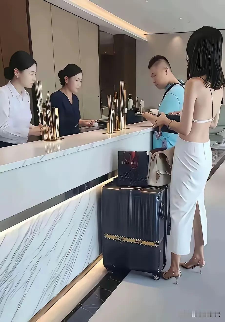 酒店美女为什么穿这么少？不怕冷吗。现在的女人穿得越来越少了，生怕自己该露的没露出