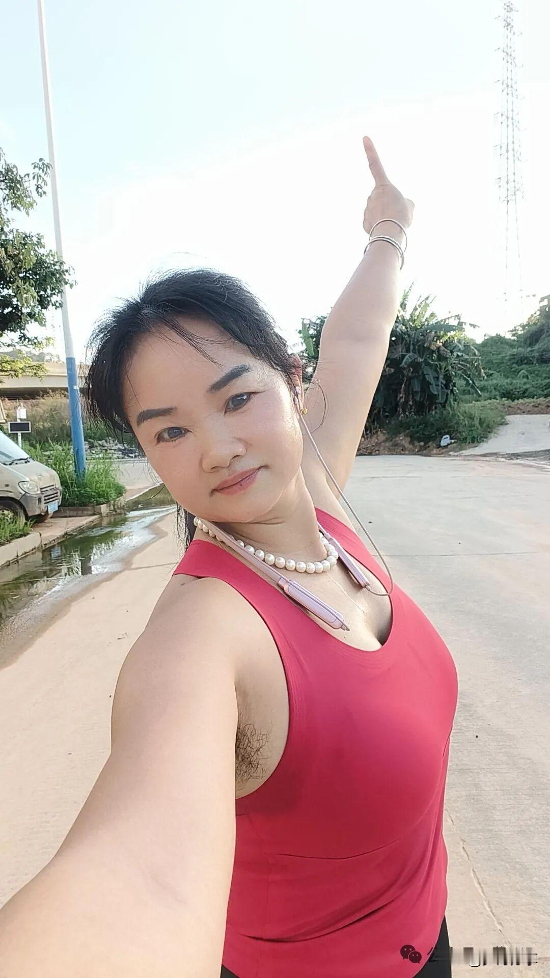 女子与在外打工的老公视频聊天，右手拿手机，左手指着天上的月亮说，中秋节来了，你什