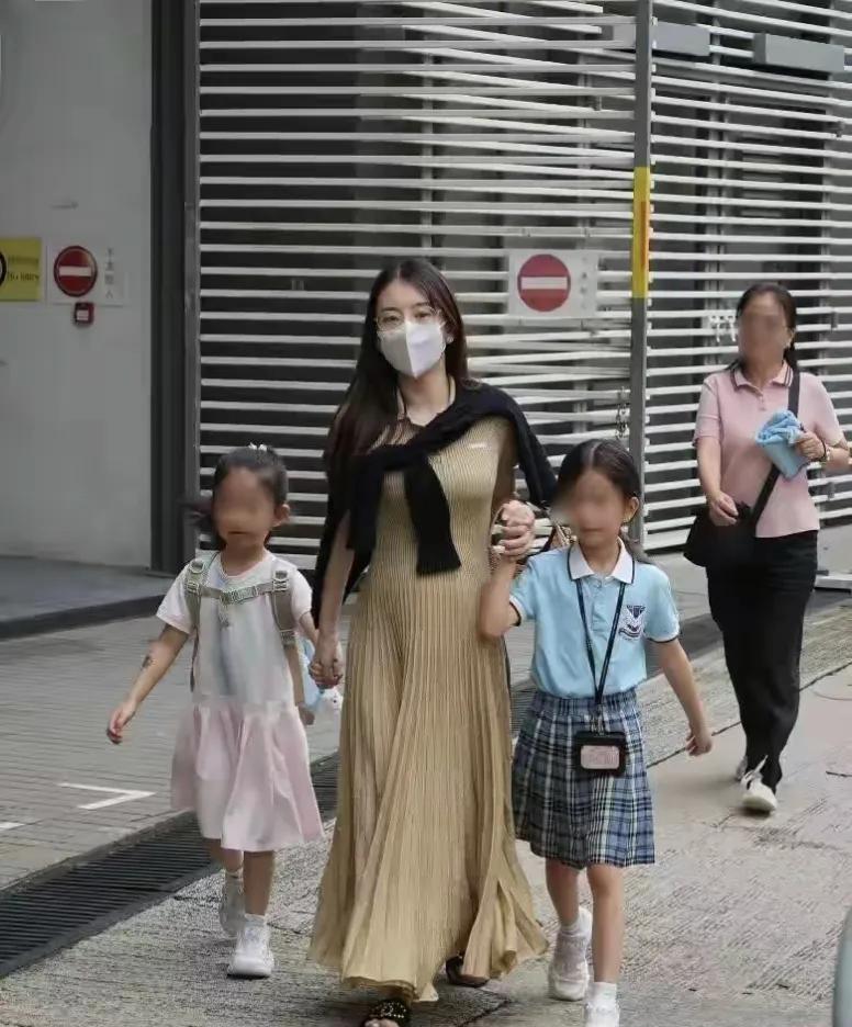 郭富城老婆方媛被拍到亲自送两个女儿到学校，她挺着八个月大的三胎孕肚，身形臃肿了好