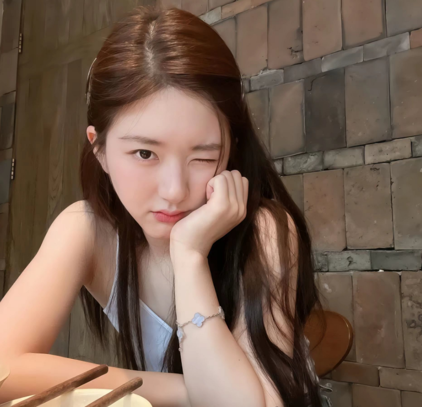 露思长头发的装扮真的很美，又萌又美