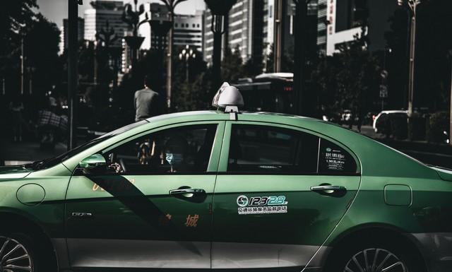 为什么大家现在宁愿等网约车，也不坐出租车？一位网友愤怒地表示：太坑了，害我多掏