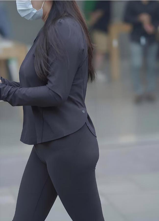 美女这身全黑的穿搭特别利落又显气质。长袖上衣和微喇紧身裤的组合，既贴合身材线条