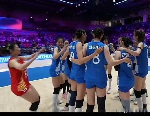 中国女排被一个人改变。中国女排3比0战胜乌克兰队，赵勇教练笑了，所有的队员都笑