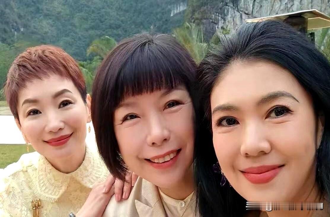 时尚杂志行业的人际关系很复杂！小雪曾经是洪晃和《ELLE世界时装之苑》内容总监