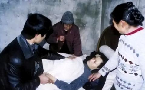 2004年，重庆一男子奋不顾身跳进冰冷池塘里，并往返多次救了19人。然而，当他重