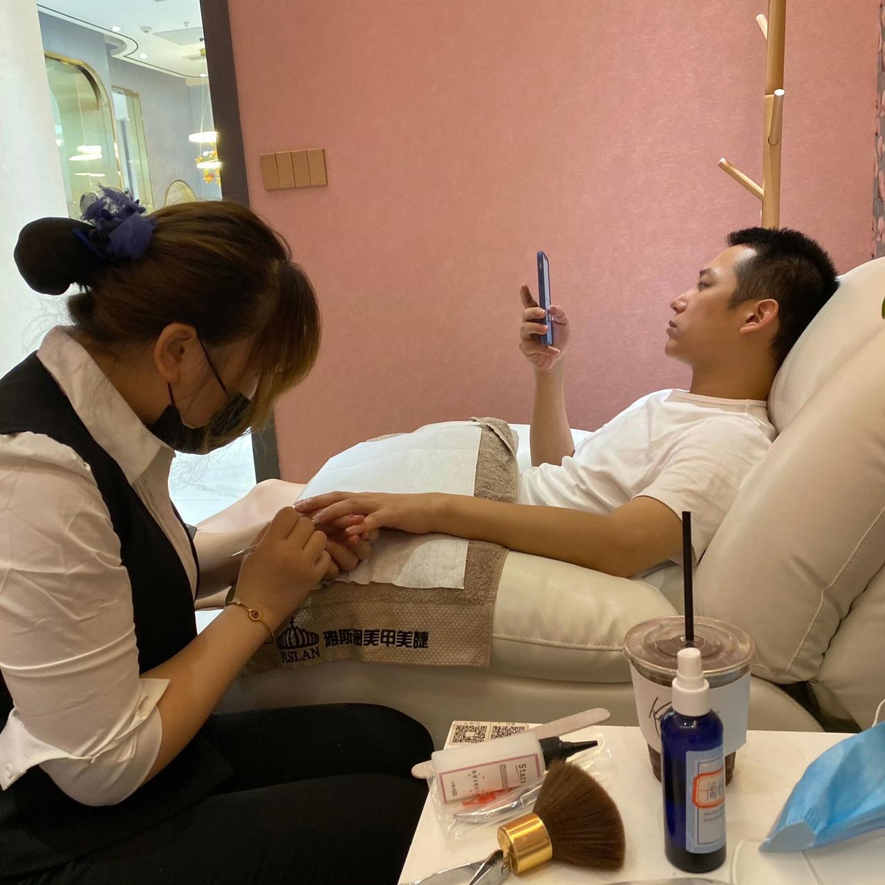 这是著名编剧极光光吗？没想到他的生活还挺“精致”，还会去做美甲？[抠鼻]