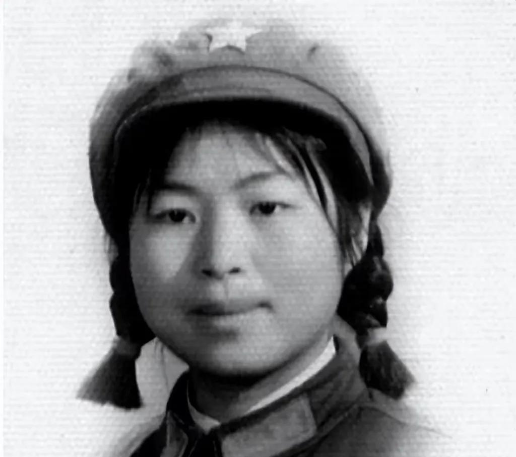 这位穿着军装的女兵，就是毛主席的亲侄女毛小青，她很有主见。毛小青的成功也是全靠