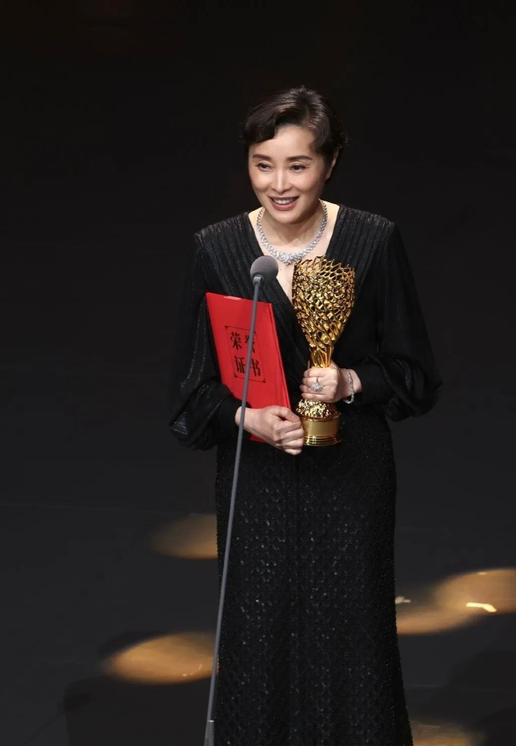 一次，鲁豫想向吴越的父亲求一幅字，“天道酬勤”。吴越想了想，提议道：“不如写个反