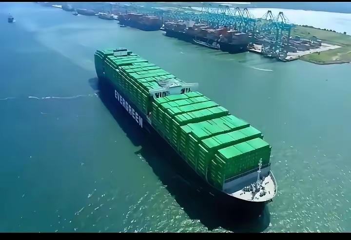 美国会那么傻吗，不但不顾忌中国，反而还敲锣打鼓，给台湾送武器？美国哪是傻，就