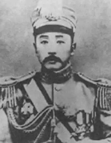 1916年，张作霖的三姨太将侍女打的遍体鳞伤，愤怒的张作霖，一脚踹开房门，随手就