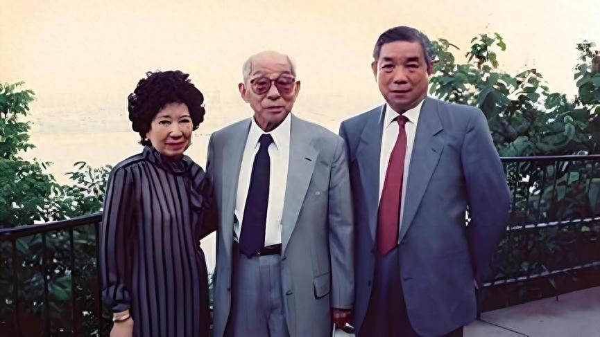 1991年张学良获自由后直飞纽约，住蒋士云家三个月，一张罕见留影“1991年1