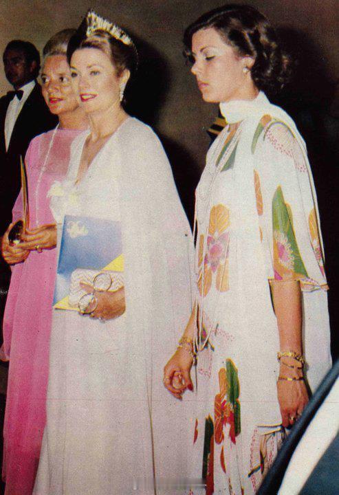 穿我的衣服吧大概在70年代初期，摩纳哥王妃格蕾丝穿了一条像麻袋的白底大花裙子。