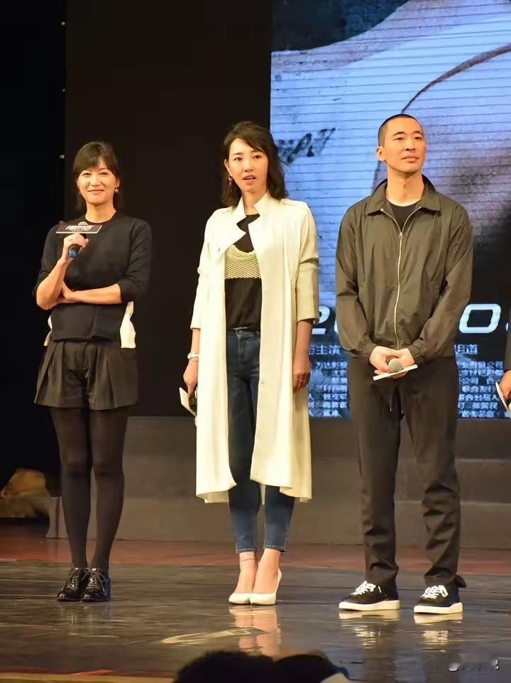 右边这个男人是谁啊？好帅气好有男人味啊！给我看呆了！