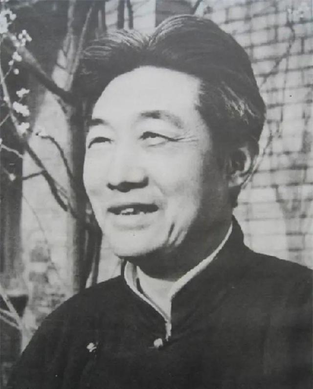 1954年，90岁的齐白石雇了辆三轮车，兴高采烈地来到徐悲鸿家里。刚下车，看到门