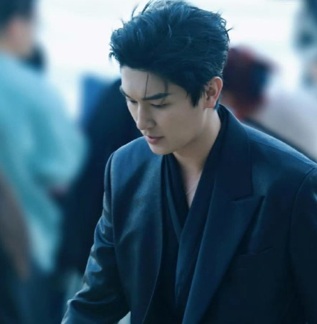 杨旭文红毯造型真的很加分，不仅展现了好身材，还凸显了他的时尚感。干净利落的发型和