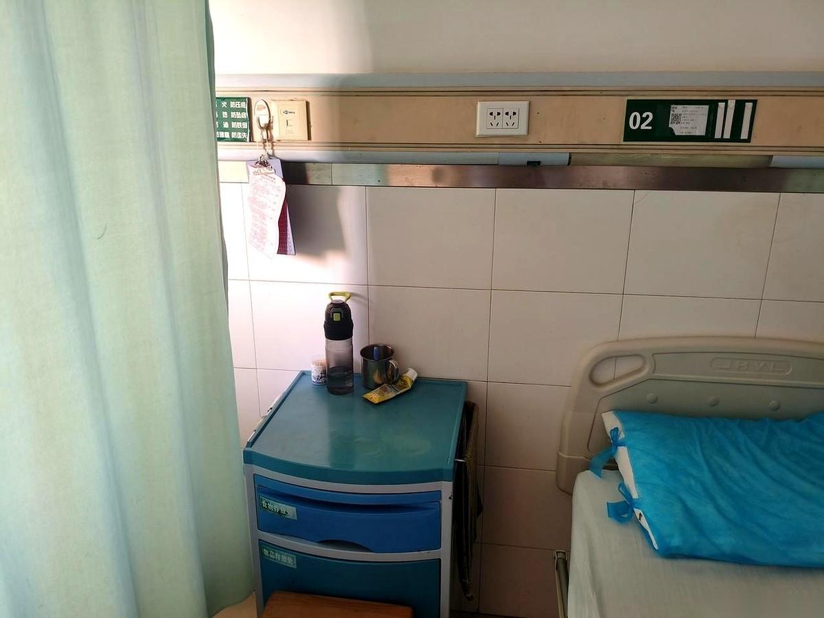 刚送进来的那个妹子，一直在哼哼。不是装的，是那种疼到骨头缝里，压都压不住的声音