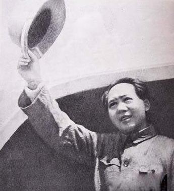 重庆谈判时，毛主席不戴帽子，周恩来却执意让主席戴一顶灰色的“奇怪”帽子，其背后暗