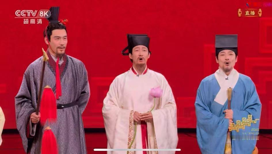 胡兵至今没发现长得高的坏处配饰在他身上都显得更精致了，胸针、领带的位置刚好在视