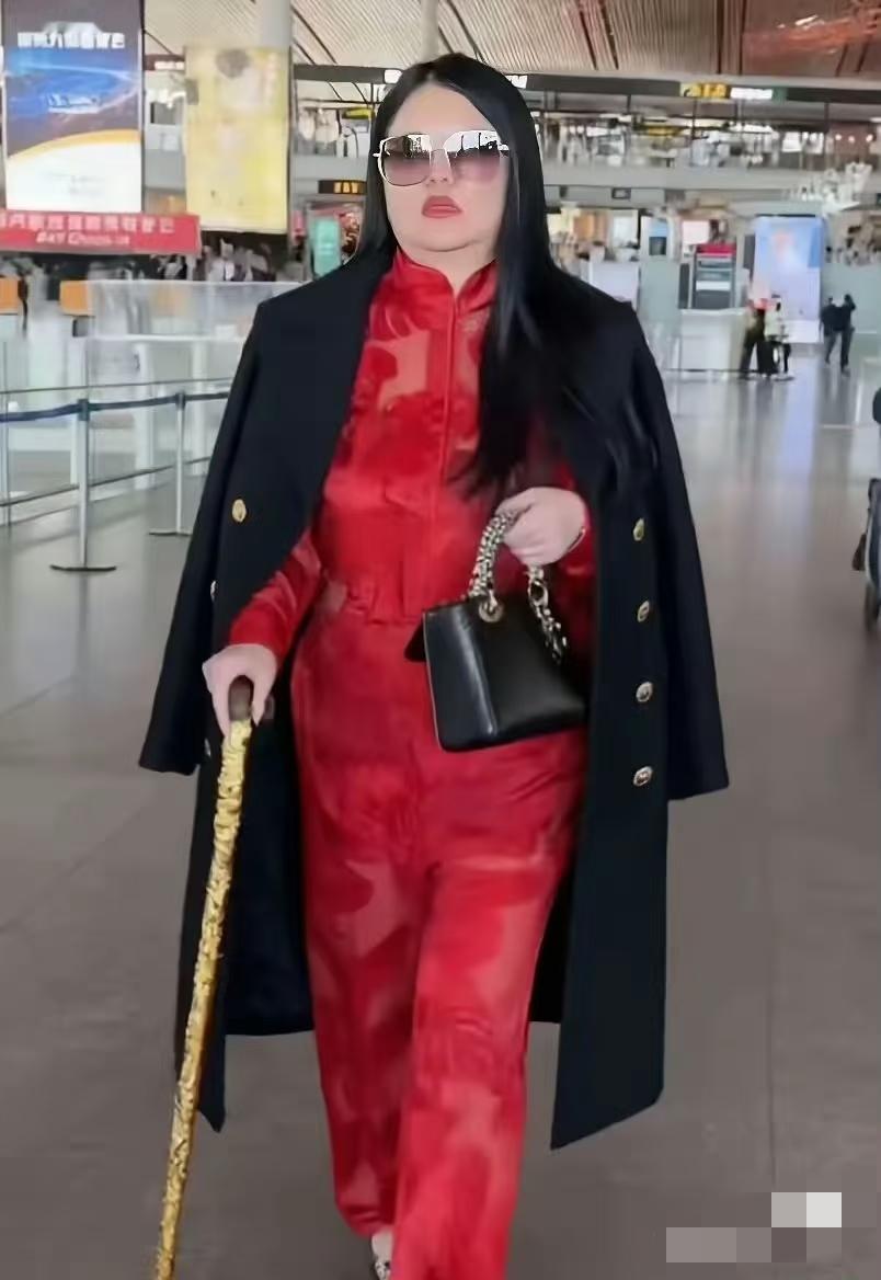 李湘的体重，早不是“伙食好”那么简单了！刷到李湘近期的状态真吓一跳——说她